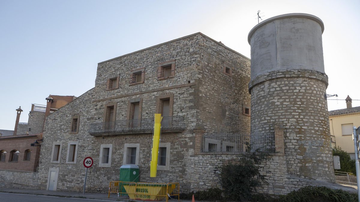 El edificio se construyó el 1900 y la planta baja acoge el consultorio médico y el local social desde 2022. - XAVIER SANTESMASSES