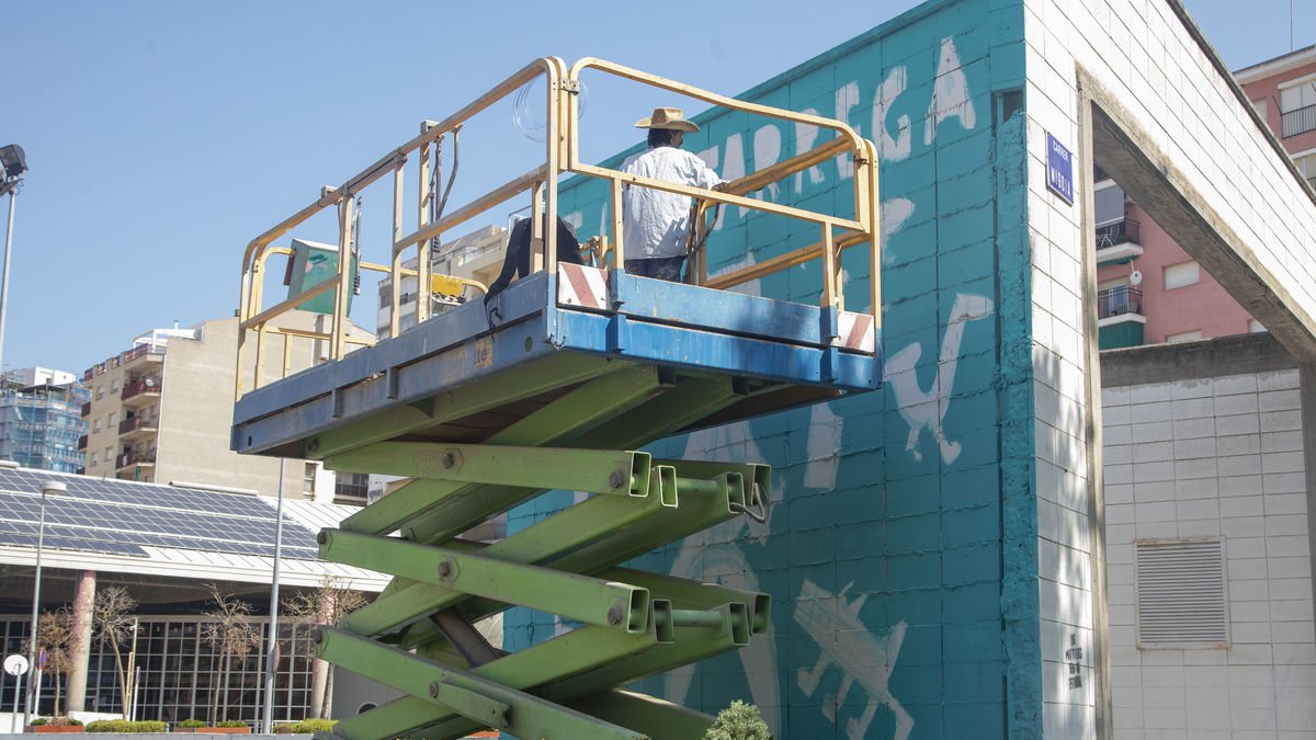 El pintor Jorge Ochagavía, autor del nuevo ‘merchandising’, acabará el mural entre hoy y mañana. - LAIA PEDRÓS