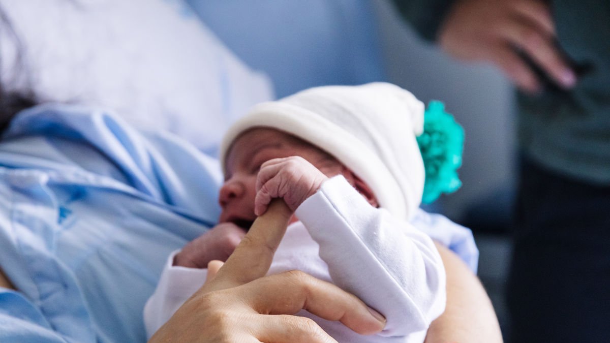 Imagen de archivo de un bebé recién nacido. - EUROPA PRESS