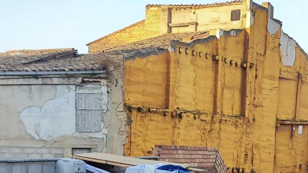 Dos persones ahir vora una barraca al Barri Antic. - SOM VEÏNS