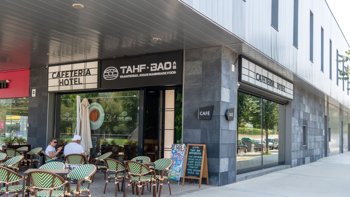 Foto del exterior y de la terraza del bar restaurante ayer al mediodía. - PAU PASCUAL