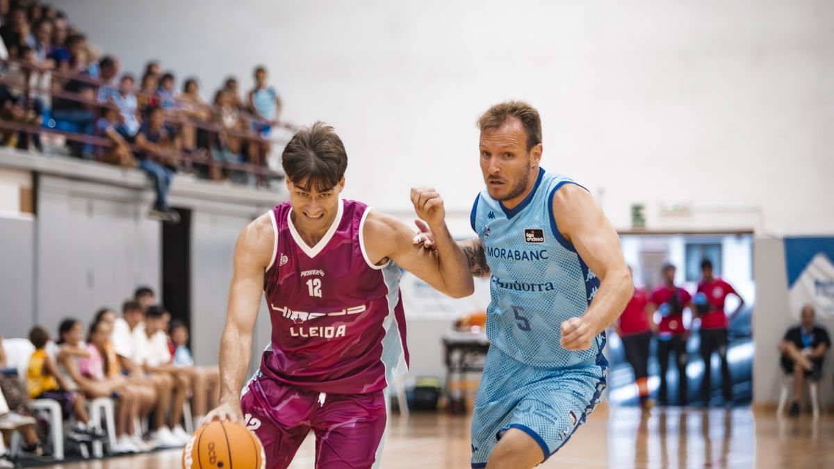 Rafa Villar intenta anar-se’n del marcatge de Rafa Luz. - POL PUERTAS