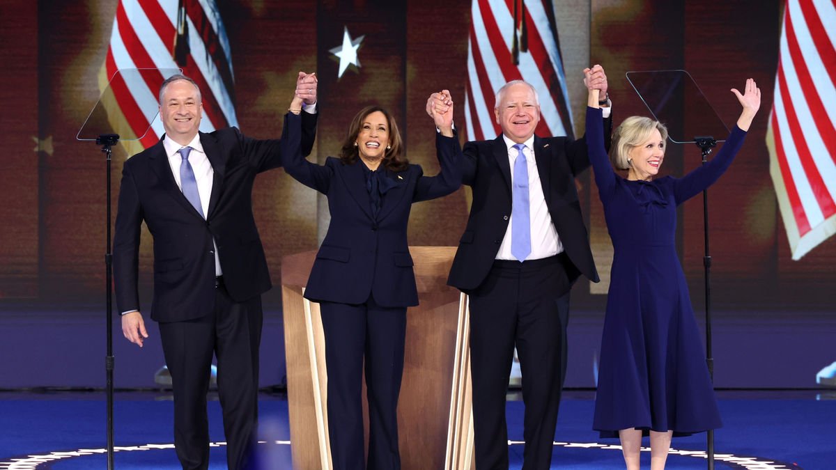 Harris i el seu candidat a la vicepresidència, Tim Walz, saluden en la Convenció amb les seues parelles. - EFE/EPA/MICHAEL REYNOLDS
