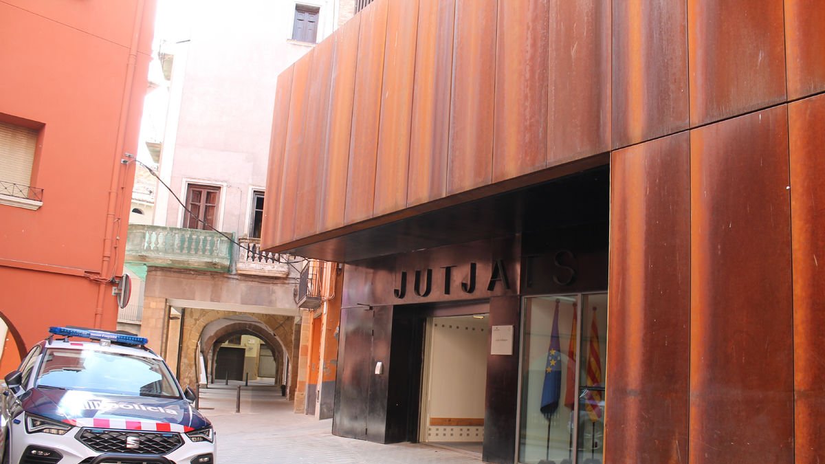 Vista d’un vehicle dels Mossos d’Esquadra davant dels jutjats de Balaguer. - SEGRE
