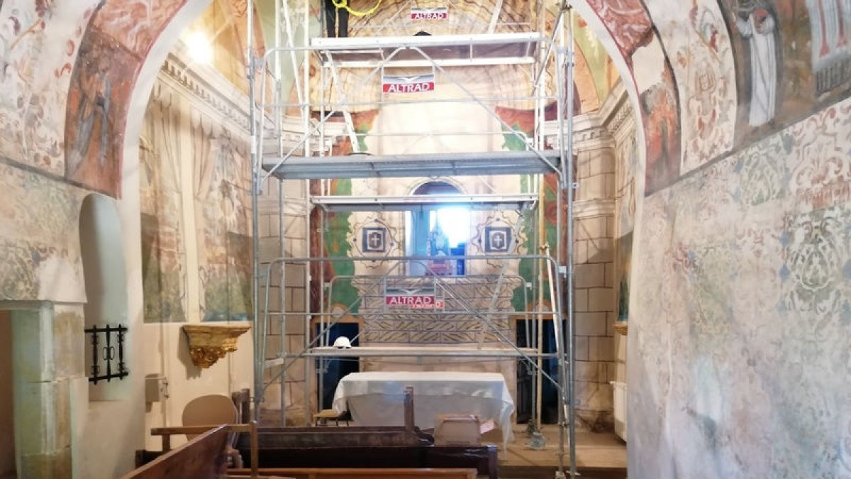 Les bastides instal·lades en fases anteriors per recuperar les pintures barroques. - A.T.