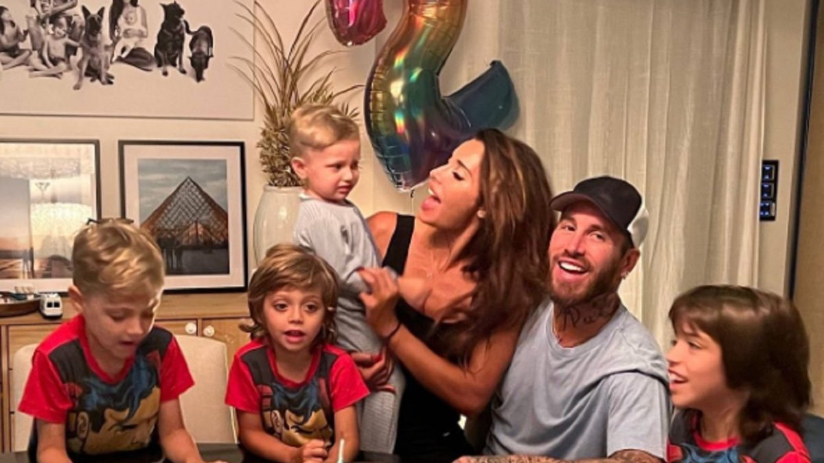 Pilar Rubio al costat de|juntament amb Sergio Ramos i els nens en un aniversari.