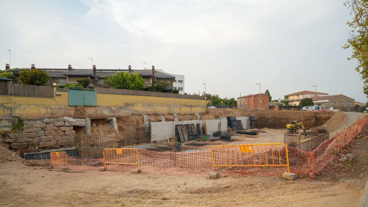 Primeras cimentaciones en el solar de Onze de Setembre donde se situará el supermercado Aldi. - PAU PASCUAL