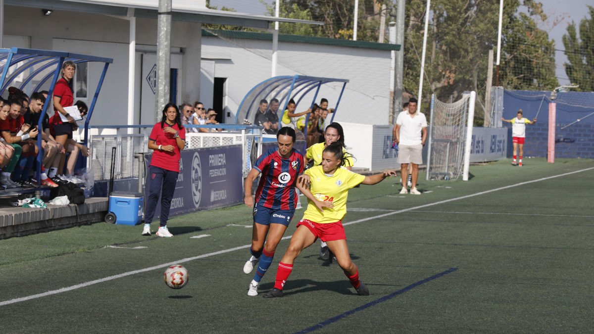 Noe Fernández corta un ataque del conjunto aragonés, que casi no generó ocasiones. - AMADO FORROLLA