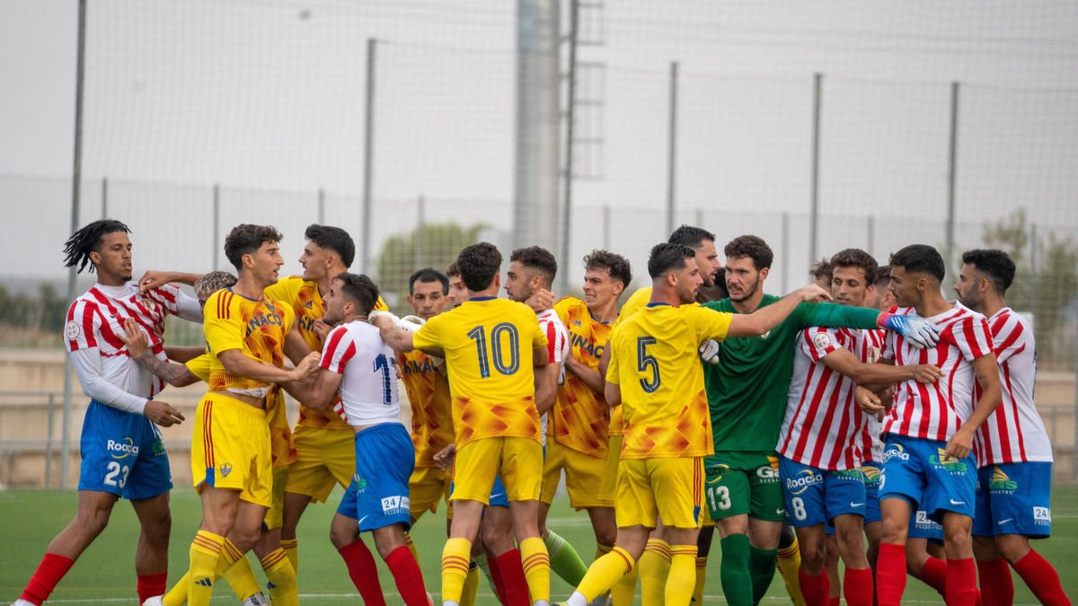 Los jugadores de ambos equipos protagonizaron una tangana. - PAU PASCUAL