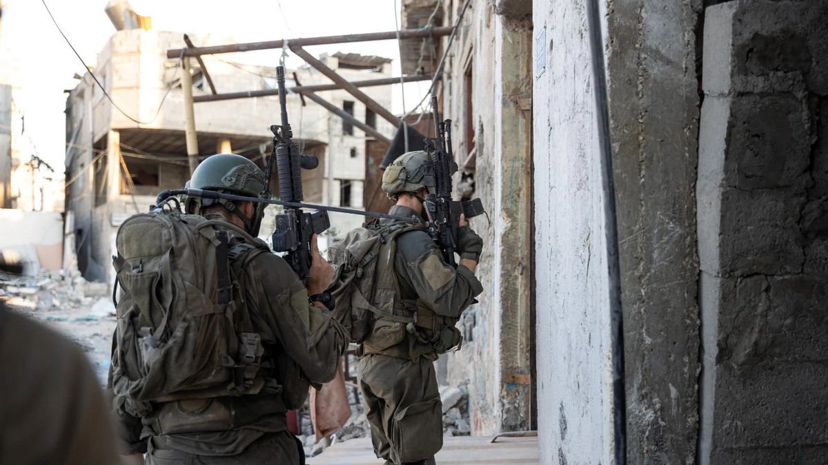 Militares israelíes inspeccionan casas en una ciudad palestina. - IDF
