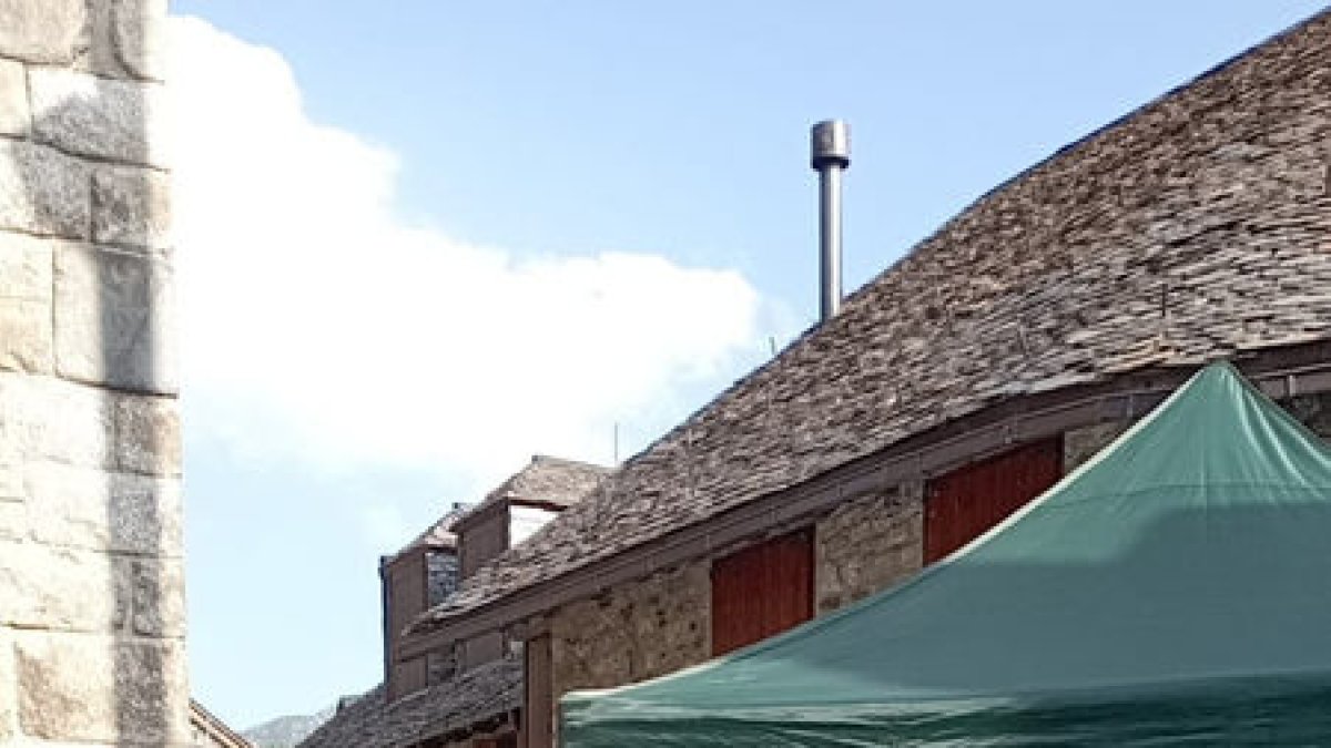 Visitantes que acudieron ayer en la Fira del Formatge de Pastor. - FORMATGE DE PASTOR