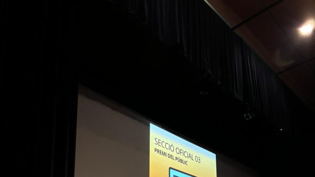 José Antonio Gutiérrez Bustos, director de ‘Tumbas Vecinas’, tras recibir el premio del público. - MOSTREMP