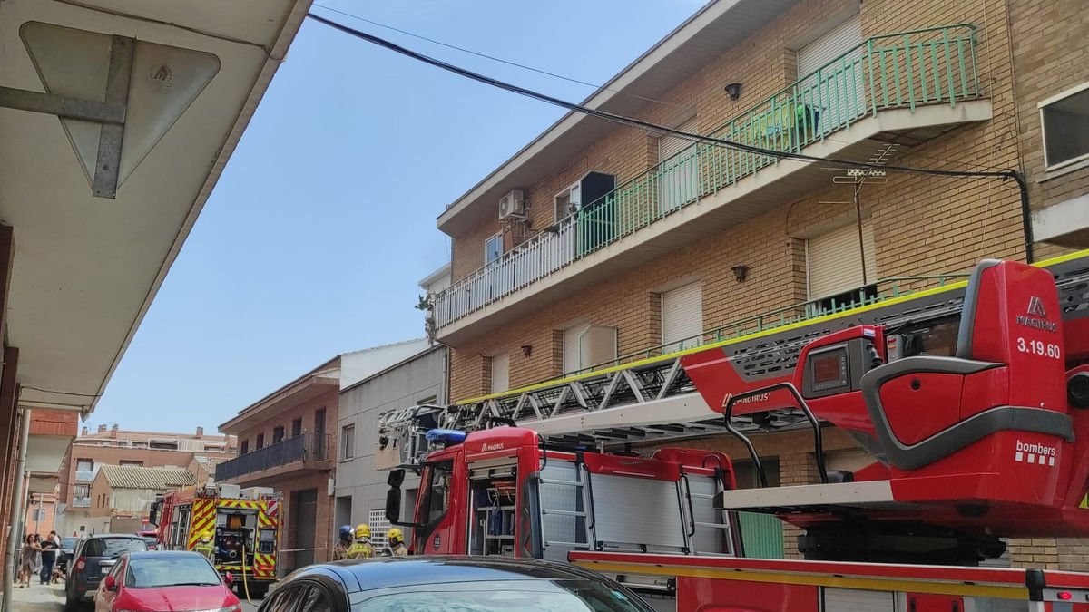 Bomberos trabajando ayer en el incendio en Alpicat. - DAMIÁN VALVERDE