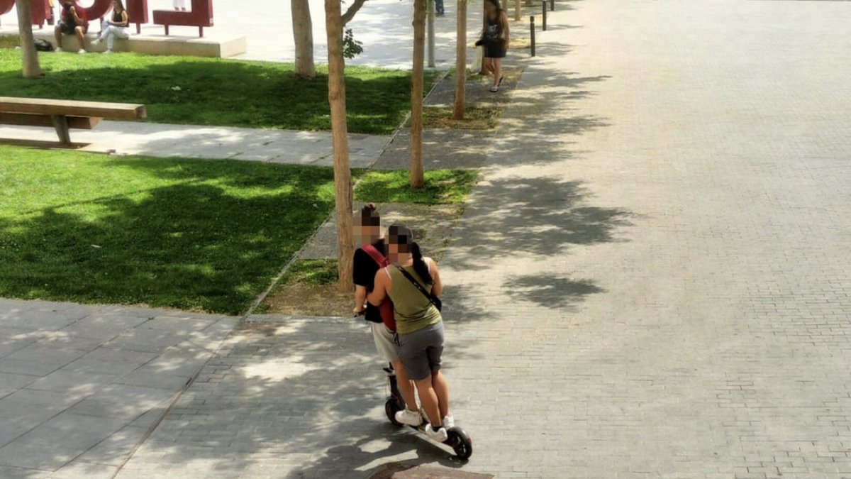 Exemple d’una infracció triple per no portar casc, anar dos persones i circular per la vorera a Lleida.