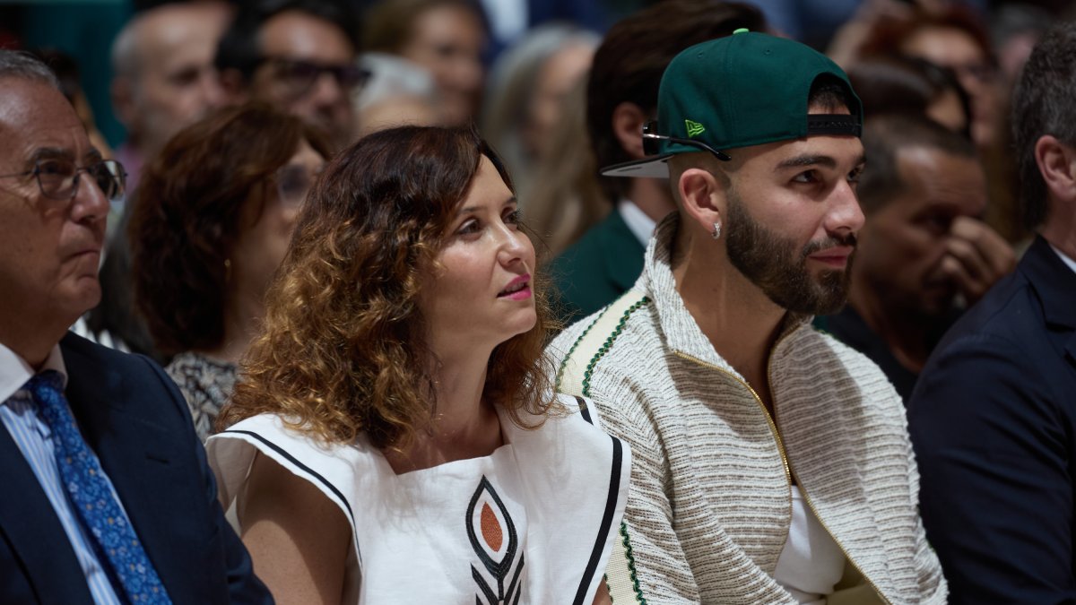 El president de l’Assemblea de Madrid, Enrique Ossorio, la presidenta de la Comunitat de Madrid, Isabel Díaz Ayuso, i el cantant Manuel Turizo durant la presentació de la programació d’Hispanitat.
