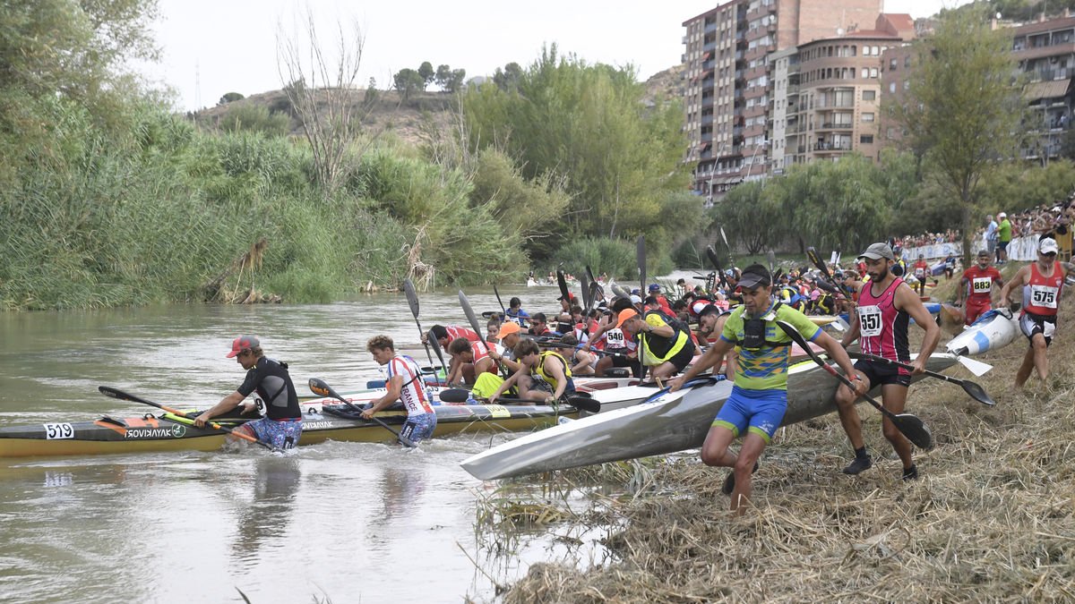 Un momento de la espectacular salida del Descenso Internacional del Cinca, ayer en Fraga. - SANTI IGLESIAS