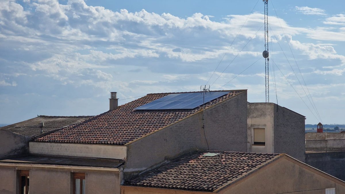 Imatge de les plaques solars a la teulada de la casa consistorial. - AJUNTAMENT DE CASTELLSERÀ