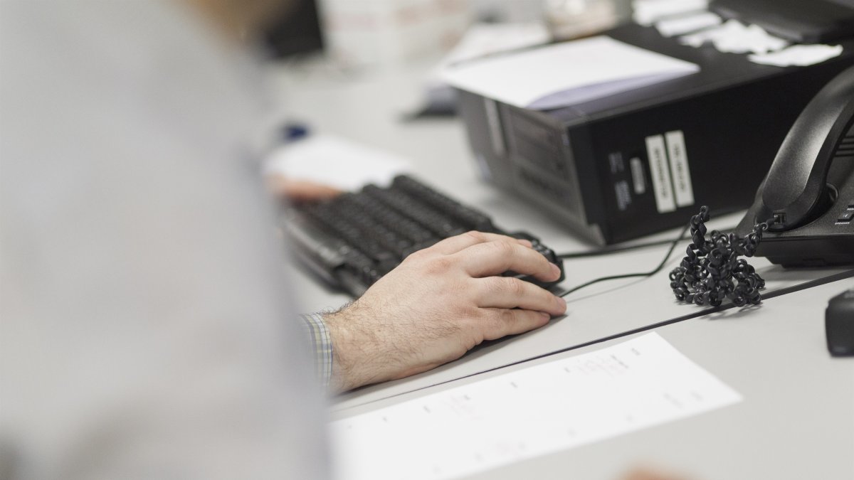 Un treballador en una oficina