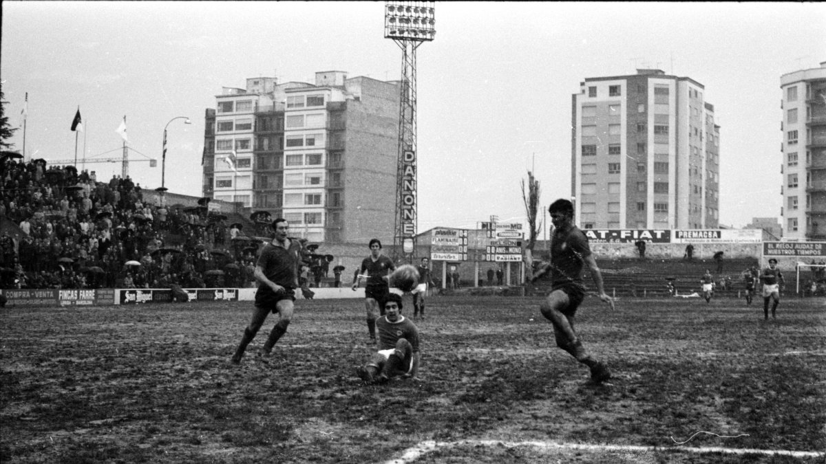 Foto vintage: el Lleida en Tercera, el campo embarrado y el simultáneo en un córner.