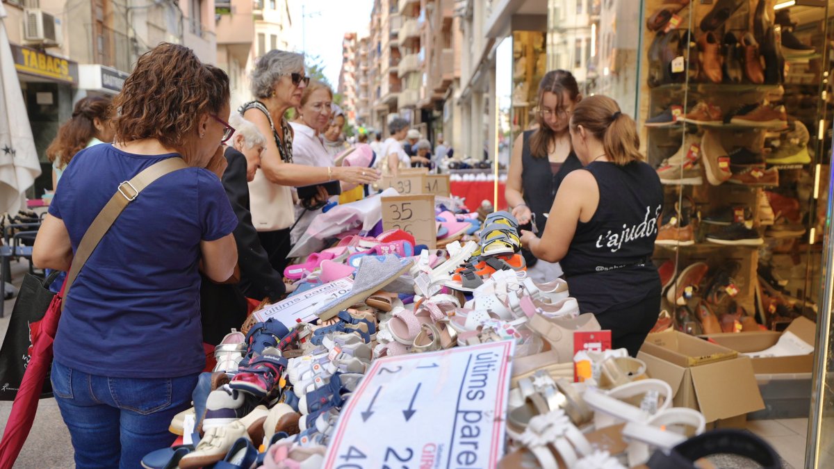 Una de les parades del Mercat de les Rebaixes de l'Eix Comercial de Lleida.