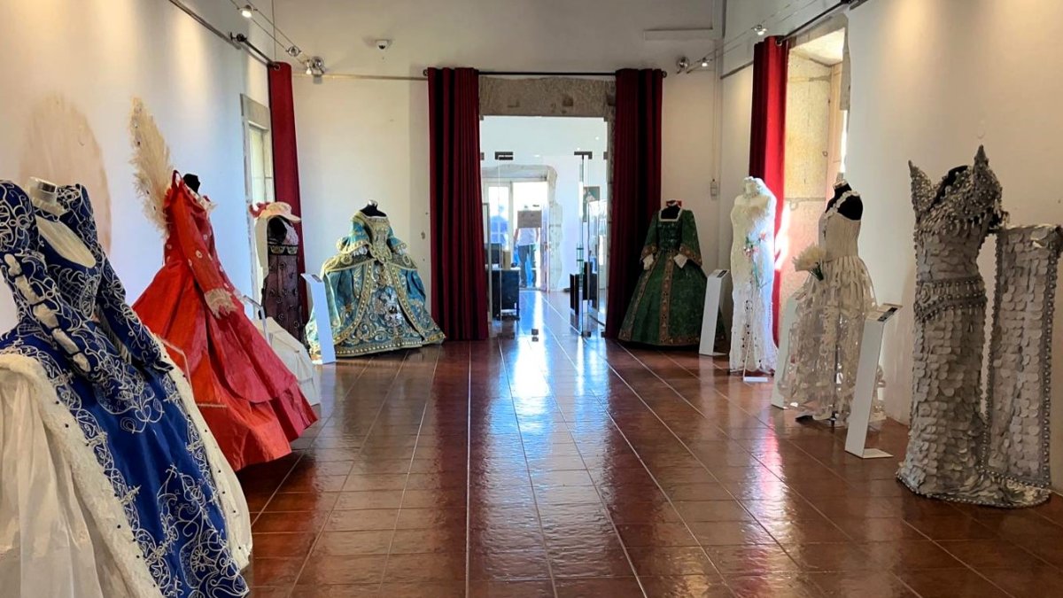 Vestidos de papel de Mollerussa y Amposta expuestos en la parroquia portuguesa de Foz do Douro, en Oporto.