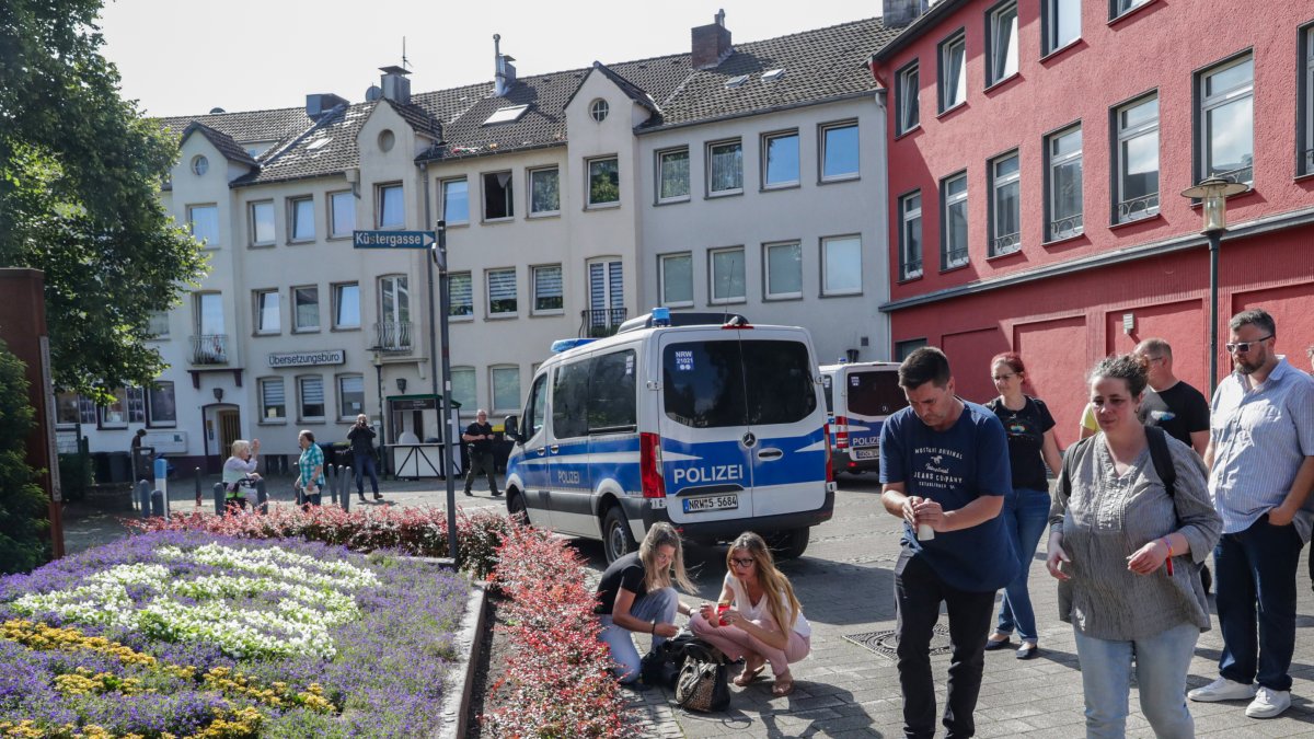 Flores depositadas en homenaje a las víctimas del atentado en Solingen.