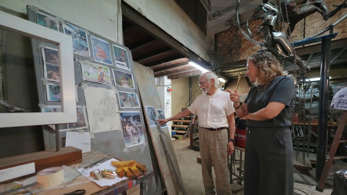 Pilar Bosch, al taller de l’escultor Miguel Ángel González. - MARIO GASCÓN / PAERIA