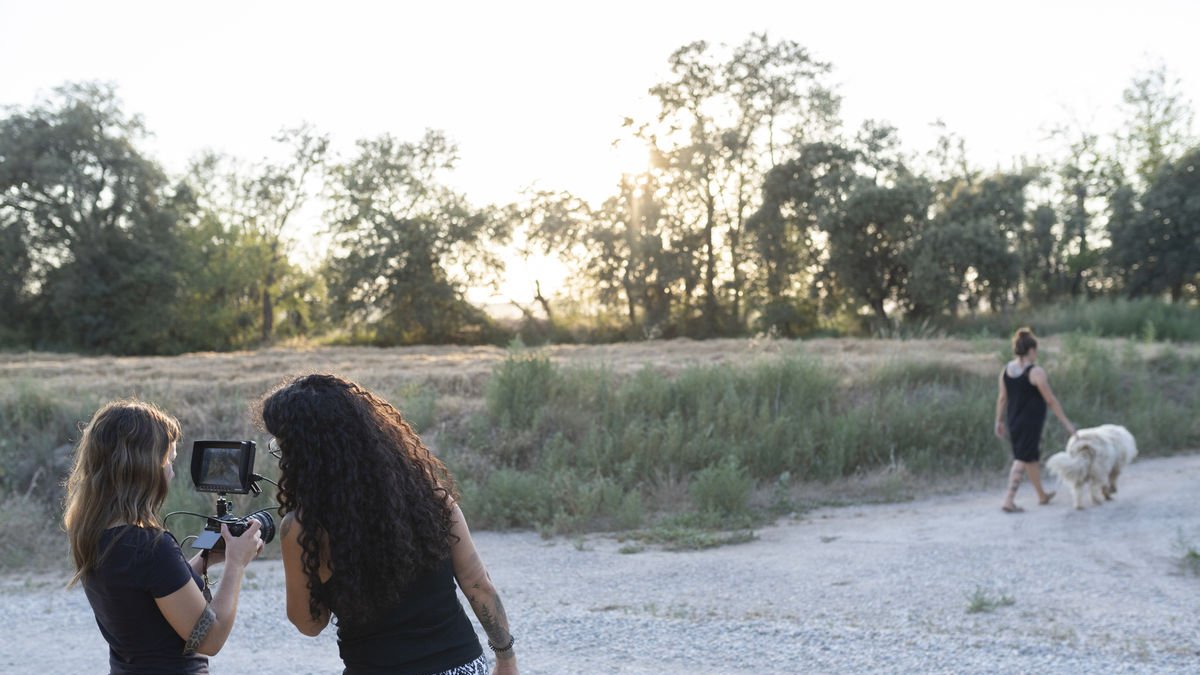 Alba Pifarré (dreta) repassa una de les últimes escenes gravades per al documental. - CRISTINA MARTORELL