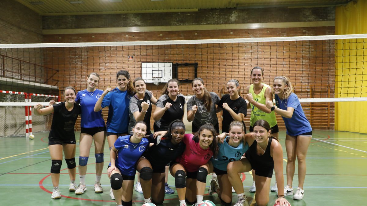 La plantilla del CECELL, ahir al pavelló Joan Oró en l’inici dels entrenaments. - AMADO FORROLLA