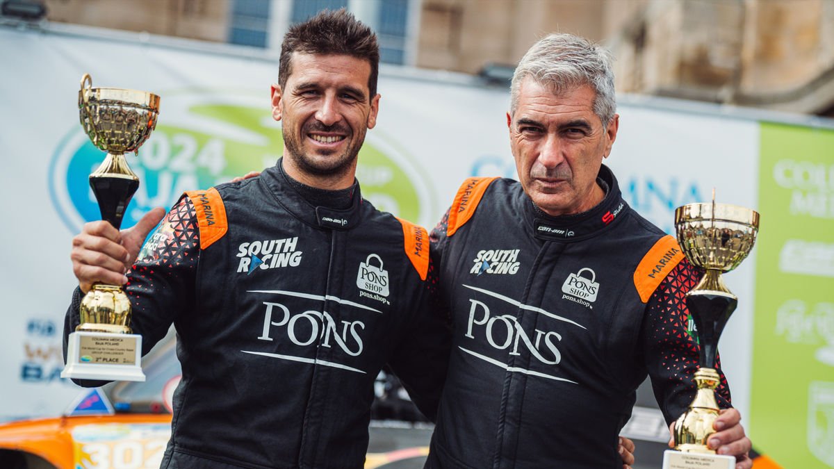 Jaume Betriu i Eduard Pons, amb el trofeu com a segons classificats a la Baixa Polònia. - MCH PHOTO