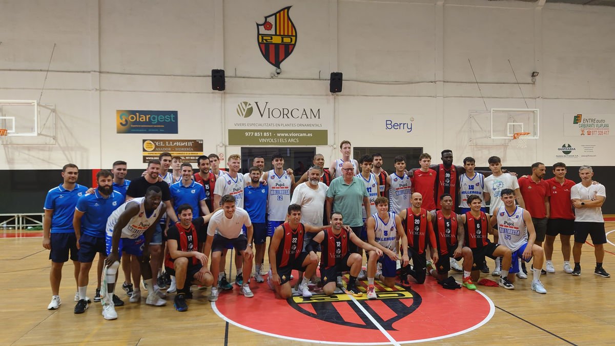 Jugadores del Pujol Mollerussa y del Reus, tras el partido amistoso.