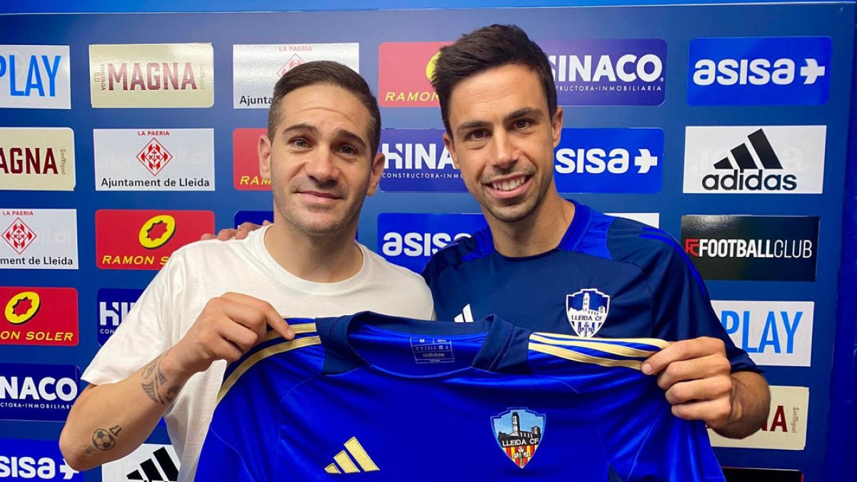 Juanan, ahir amb Raúl Fuster, durant la seua presentació. - LLEIDA CF