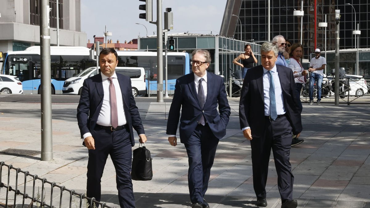 Marc Simón, al centre, a l’arribar als jutjats. - EFE/FERNANDO ALVARADO