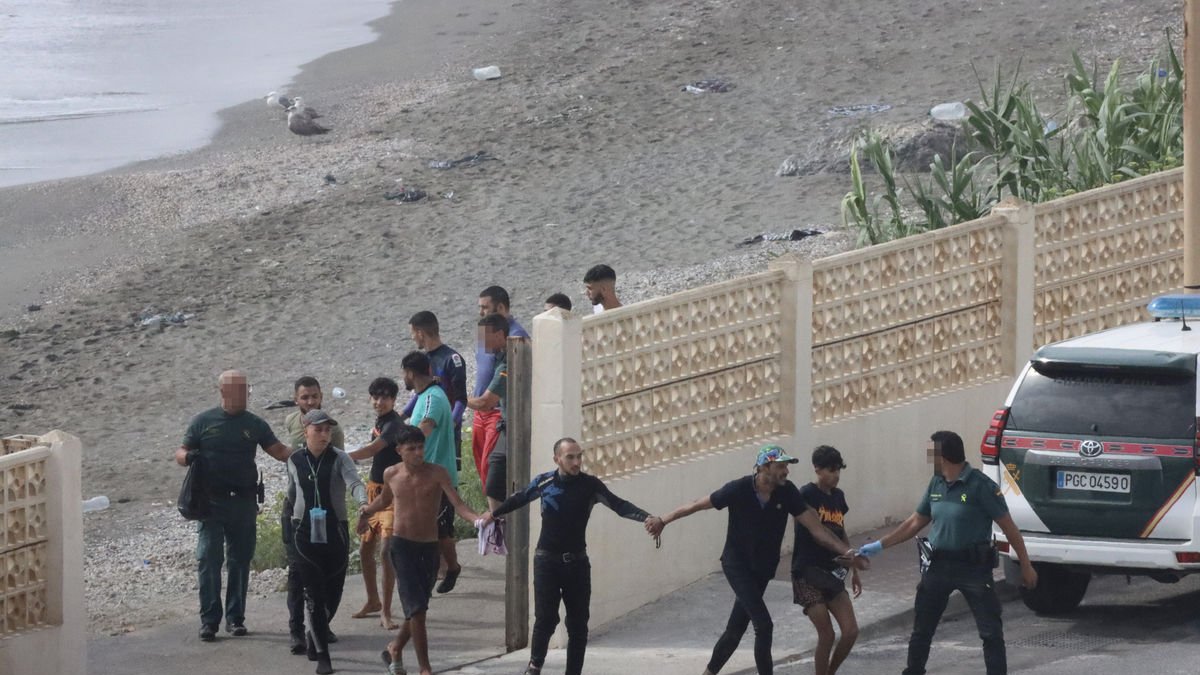 Ayer continuaron llegando a nado migrantes marroquíes a las costas de Ceuta aprovechando la niebla. - EFE/ REDUAN