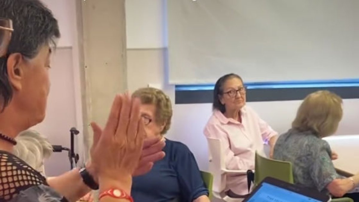 Els residents es van acomiadar divendres passat del robot Temi amb una festa. - HIDROPONENT