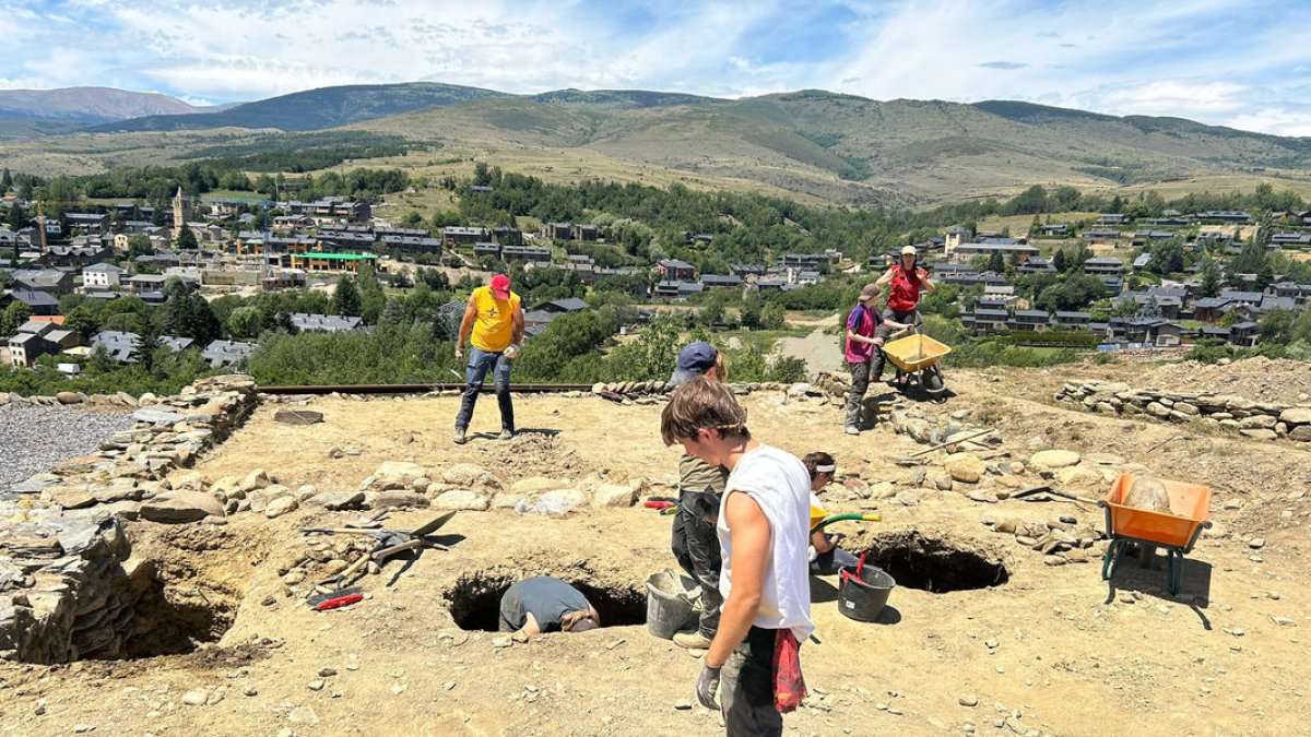 Un grup d’estudiants de la Universitat Autònoma de Barcelona i els seus professors hi realitzen campanyes cada estiu. - ESPAI CERETÀNIA