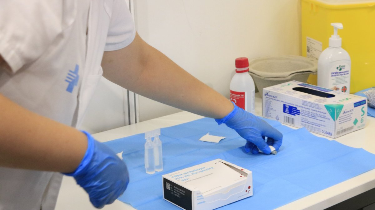 Caja y viales con la vacuna contra la viruela del mono dispuestos en uno de los box de Fira de Barcelona.
