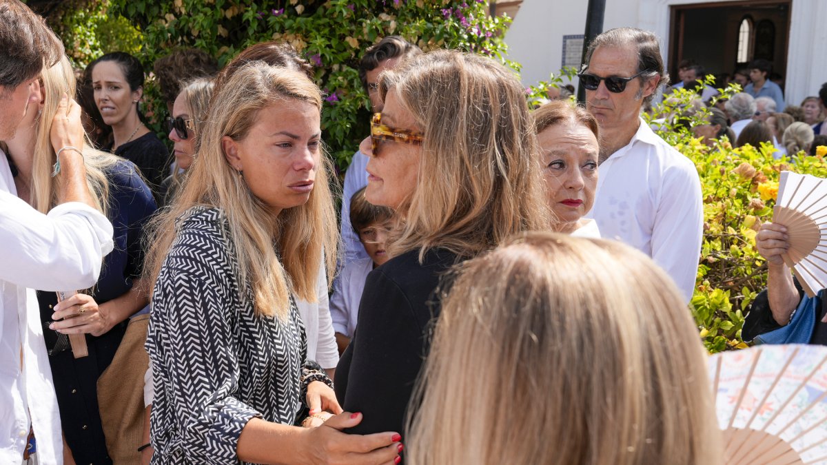 Cari Lapique (d) y Carla Goyanes (i), madre y hermana, respectivamente, de Caritina, fallecida este lunes a los 47 años de un infarto, en Marbella.