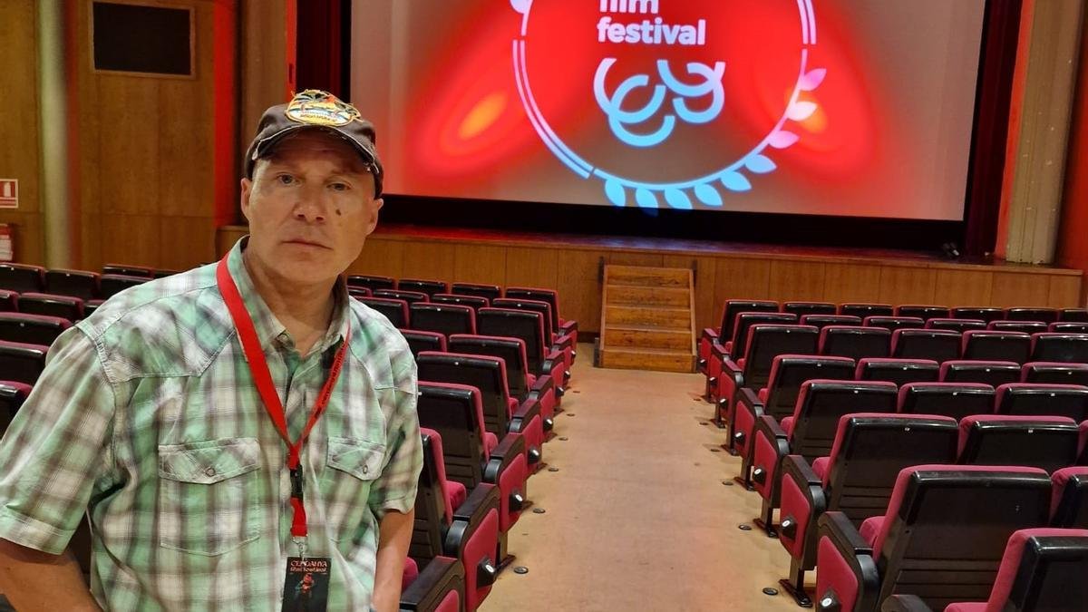El director en el teatro del Cerdanya Filme Festival 2024.