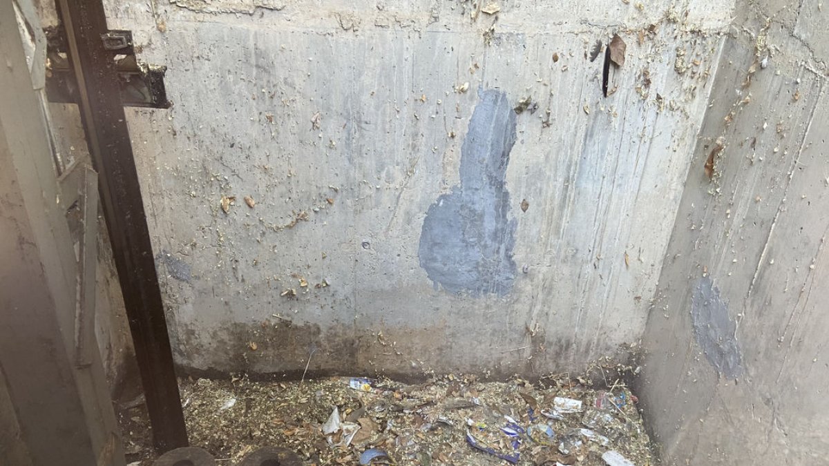 El fondo del hueco del ascensor está lleno de residuos y hojas caídas de árboles. - AMADO FORROLLA