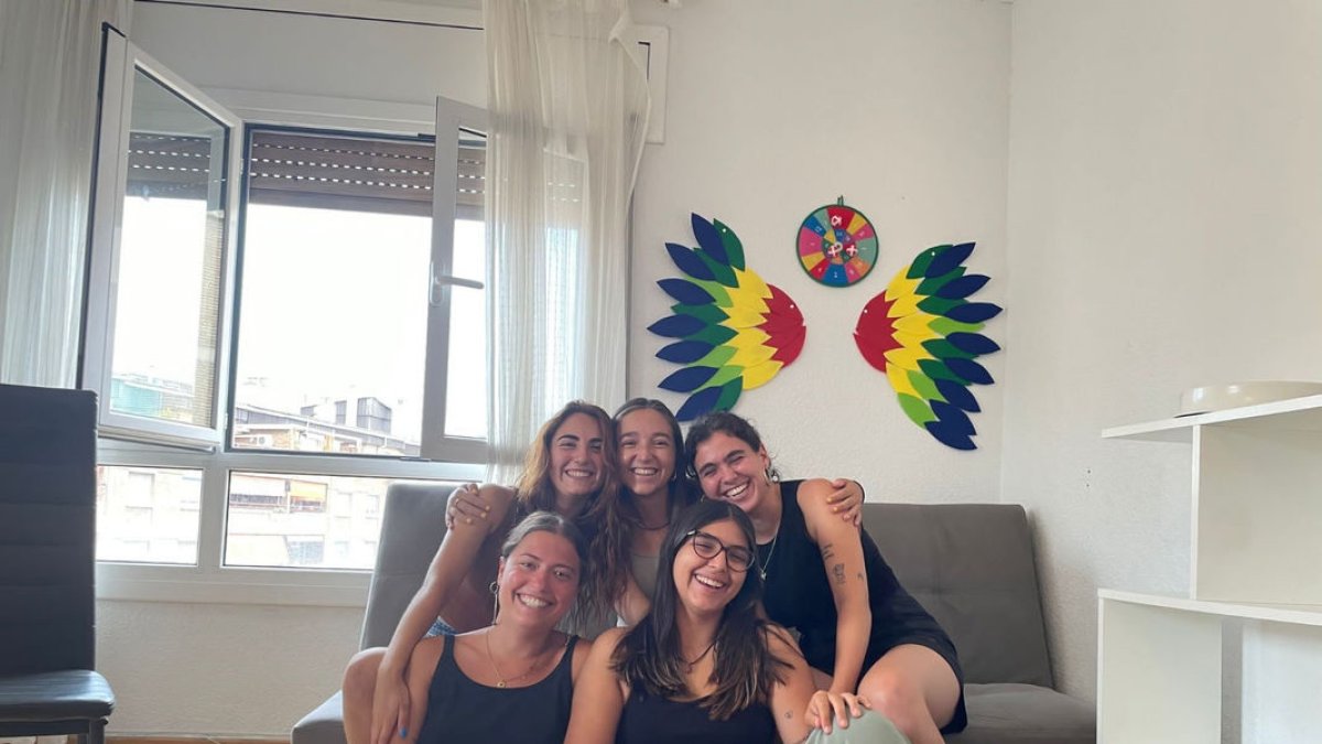 Imagen de archivo de jóvenes que compartían un piso en Lleida ciudad.