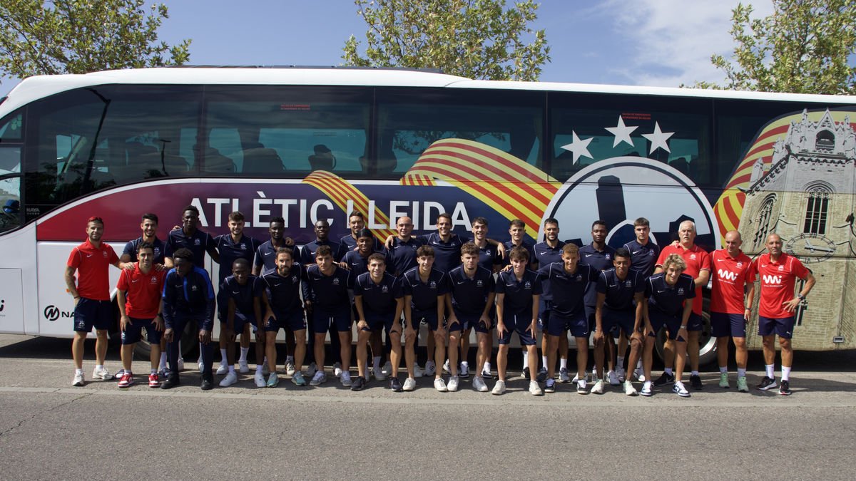 La plantilla i el cos tècnic de l’Atlètic Lleida, ahir abans de sortir cap a terres araneses per fer-hi un stage. - ATLÈTIC LLEIDA
