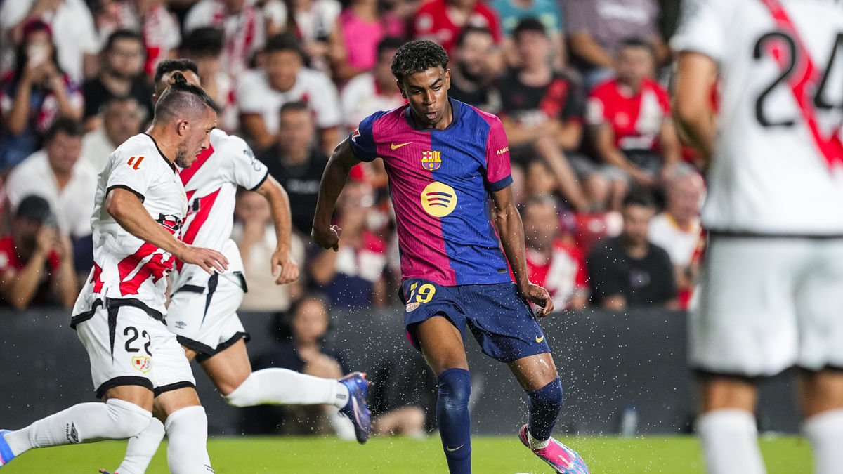 Lamine Yamal, durant una acció del partit. - EFE/SERGIO PÉREZ