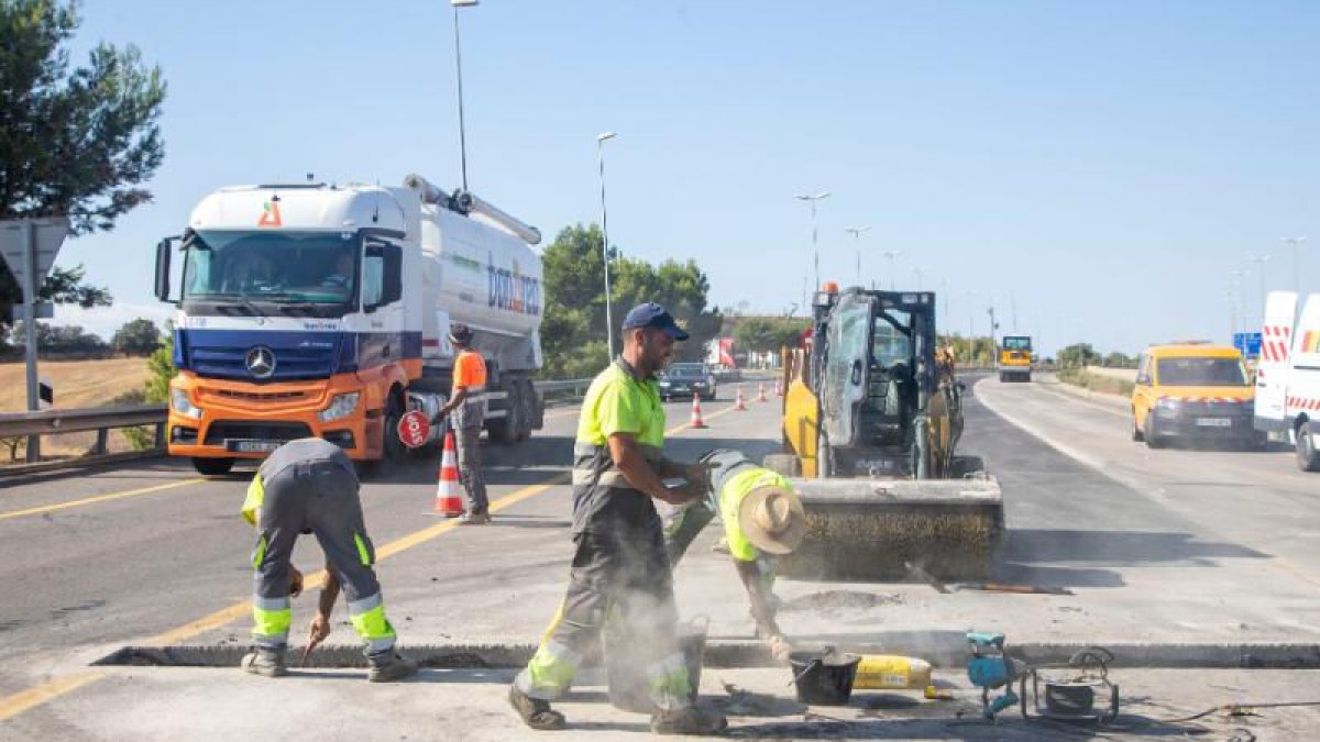 Imatge dels treballs de renovació del ferm de l’A-2 al seu pas per Cervera. - LAIA PEDRÓS