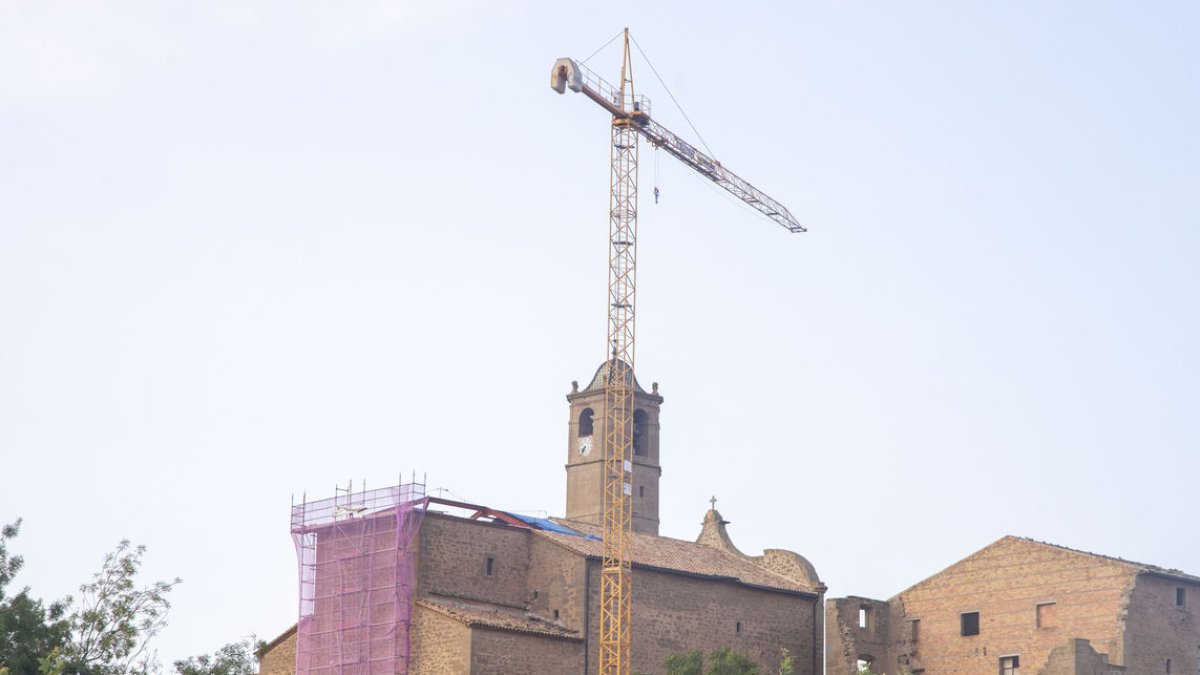 La bastida i la grua per portar a terme els últims treballs. - LAIA PEDRÓS
