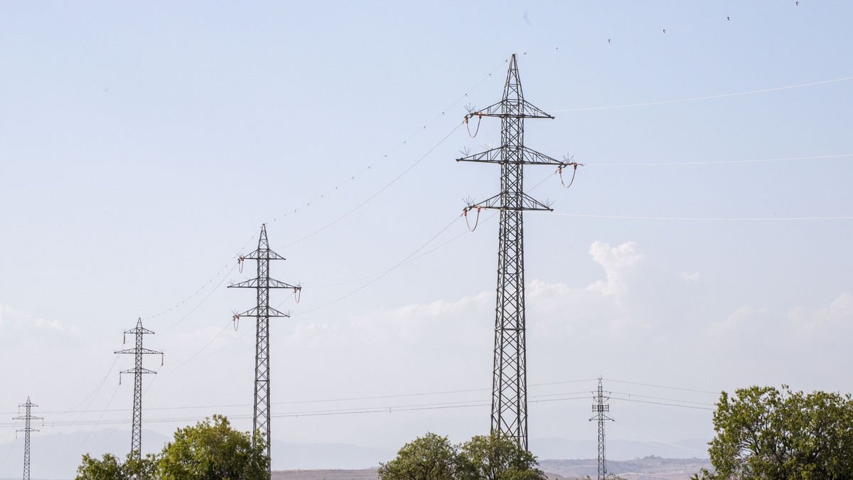 Les línies d’alta i mitjana tensió són, com aquestes d’Altet (Urgell), un element típic del paisatge rural. - LAIA PEDRÓS