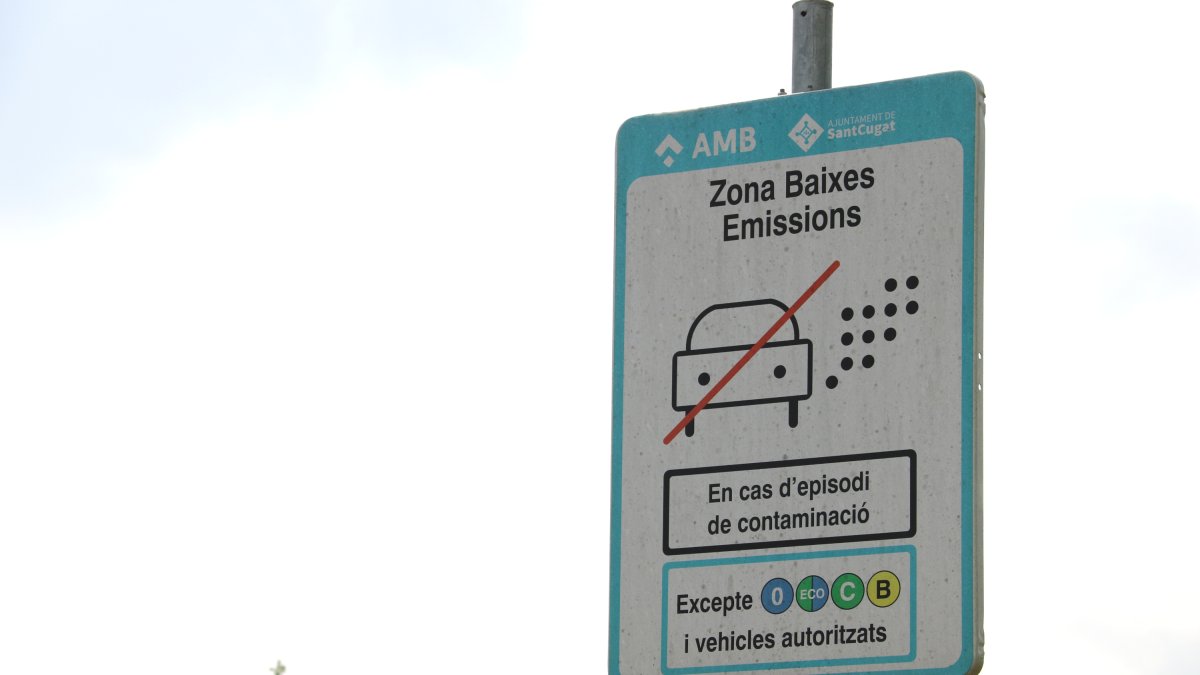 Primer plano de un cartel que anuncia una Zona de Bajas Emisiones.