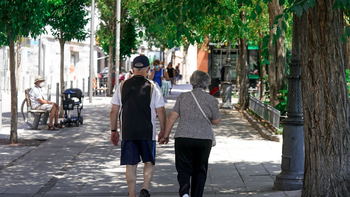 Una pareja de jubilados paseando. 