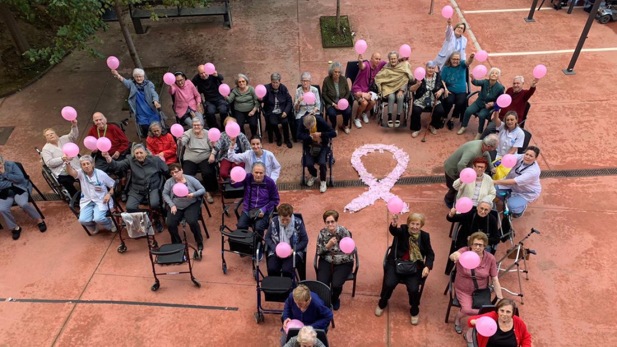 Imagen de archivo de un acto contra el cáncer de mama en Lleida. - GSS