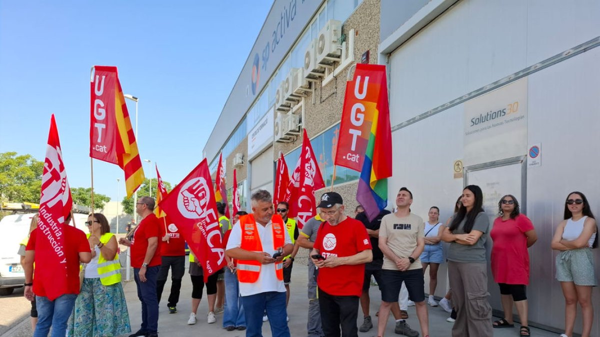 Un momento de la concentración convocada ayer por UGT ante las puertas de Elecnor. - UGT